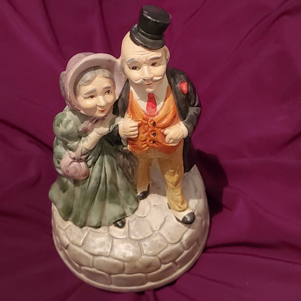 Collectible Porcelain 1976 Rotating Revolving Music Box